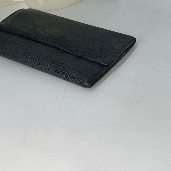 AUTHENTIC Louis Vuitton Black Taiga 6 Key Wallet - Picture 4 of 11